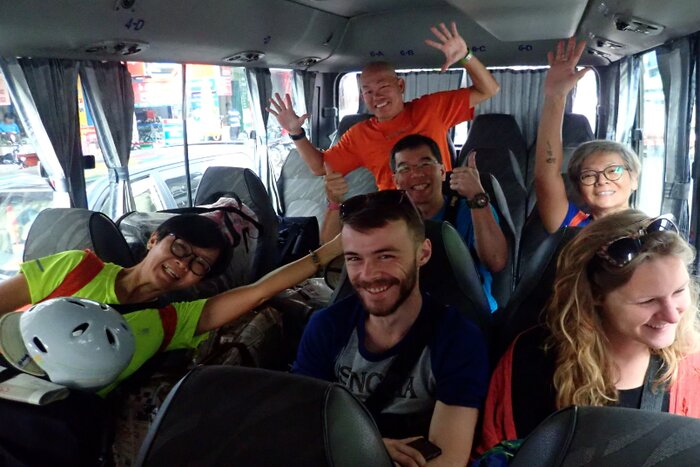 Les touristes découvrent le bus pour Ho Chi Minh Ville