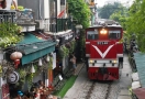 Le train traverse Hanoï