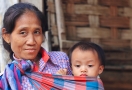 Femme et son fils de l'ethnie au Laos