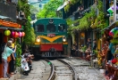 Le train traverse Hanoï