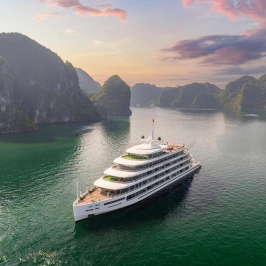 Croisière Bateau Catherine Dans La Baie D'Halong