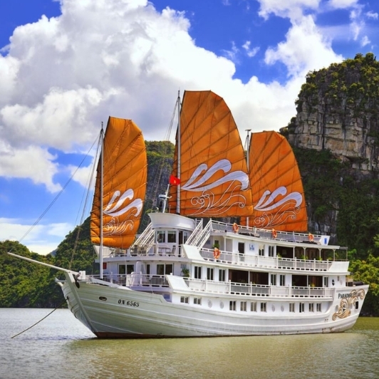 Croisière Jonque Paradise Peak Dans La Baie D'Halong