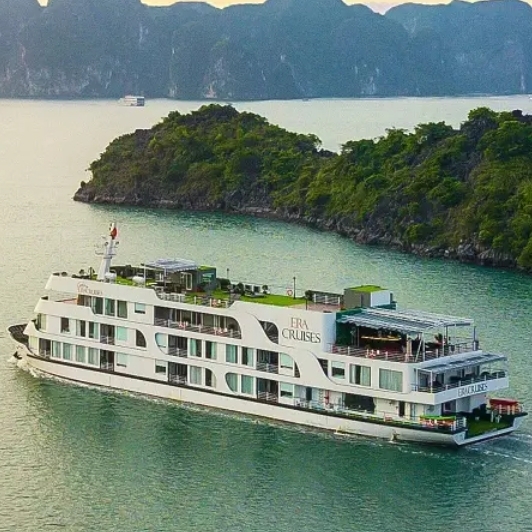 Jonque Era Dans La Baie D'Halong - Baie De Lan Ha