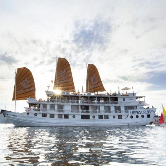 Croisière Jonque Hera Grand Luxury Dans La Baie D'Halong