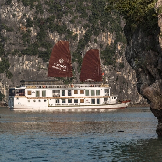 Jonque Heritage Line Violet Dans La Baie D'Halong