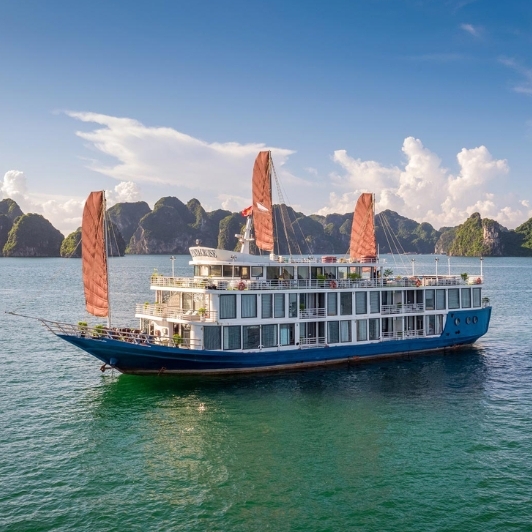 Jonque Verdure Lotus Classic Dans La Baie De Lan Ha