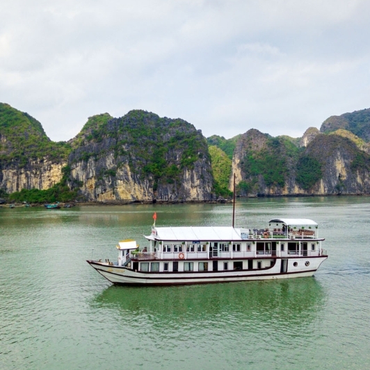 Croisière Jonque Cozy Bay À Travers La Baie D'Halong