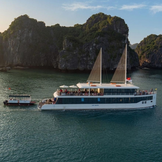 Jonque De Luxe D'Une Journée Jade Sails Dans La Baie D'Halong 
