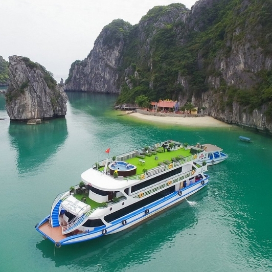 Jonque De Luxe D'Une Journée La Casta Dans La Baie D'Halong