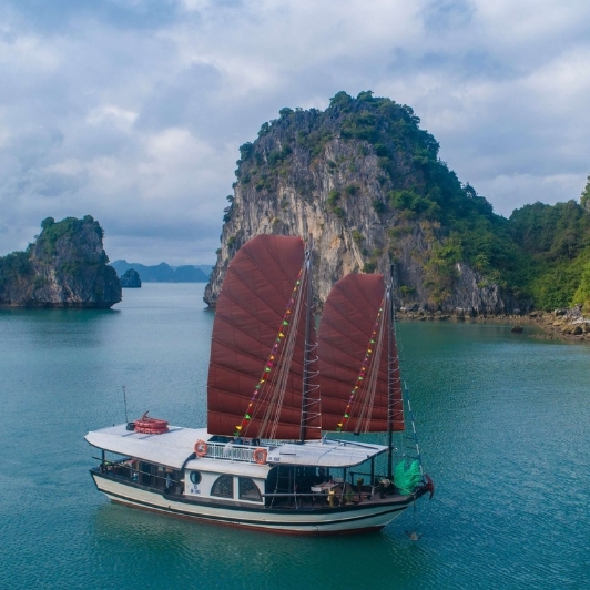 Jonque Privée L'Amour Dans La Baie De Bai Tu Long