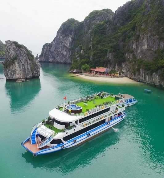 Jonque De Luxe D'Une Journée La Casta Dans La Baie D'Halong