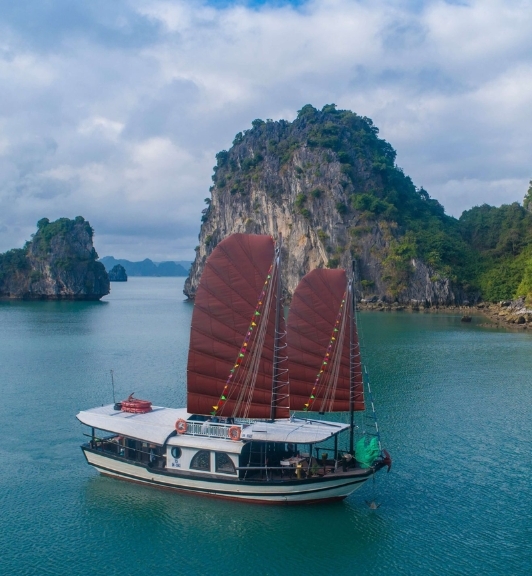 Jonque Privée L'Amour Dans La Baie De Bai Tu Long