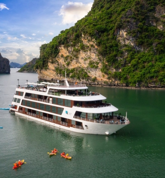 Jonque Le Theatre Dans La Baie D'Halong