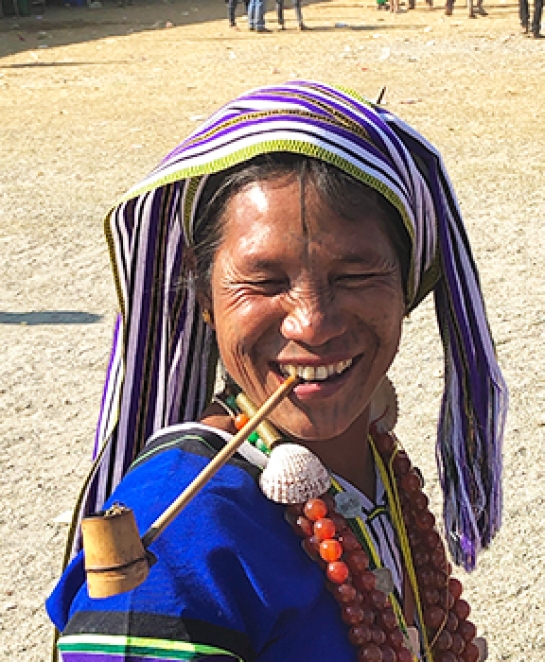 Personnes ethniques accueillante en Birmanie