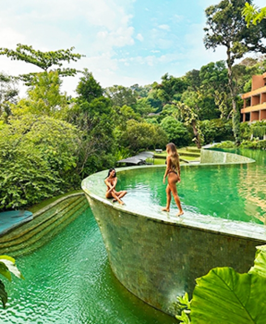 Détente sur belle et romantique plage Thaïlande