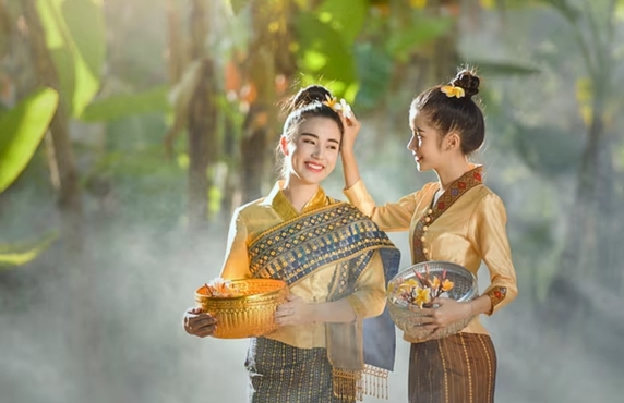 Découverte Le Sinh - Tenue Traditionnelle Laotienne Femme