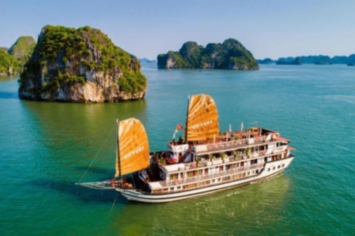 Hanoï - Baie d'Halong - Grotte de Luon - Île Titop (-, L, D)