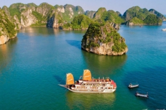 Hanoï - Baie d'Halong - Grotte de Sung Sot - Île Titop (-,L,D)