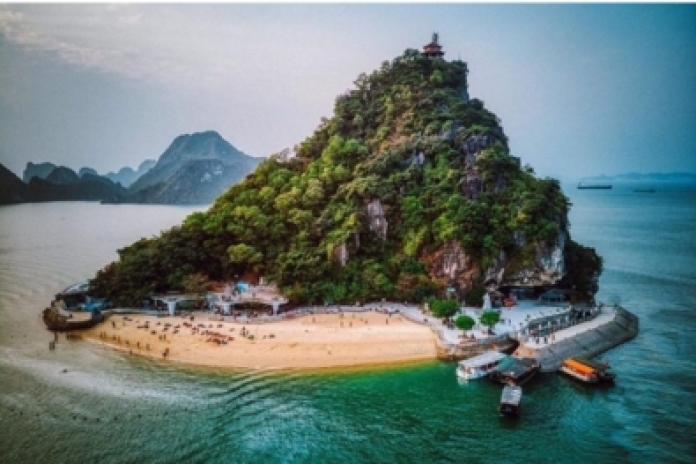 Hanoï - Baie d'Halong - Grotte Sung Sot - Île de Titop (-, L, D)