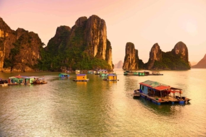 Village de pêcheurs de Cua Van - Grotte Trinh Nu - Grotte du Tambour (Petit-déjeuner, Déjeuner, Dîner)