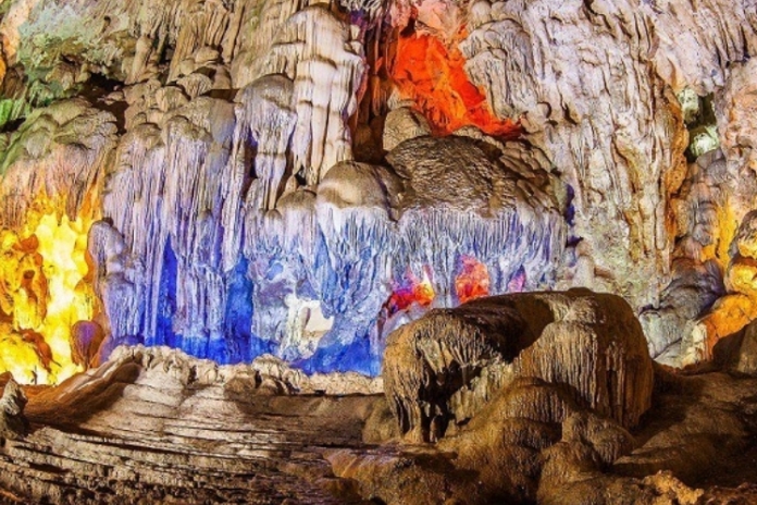 Hanoï - Baie d'Halong - Grotte Sung Sot - Île Titop (Déjeuner, Dîner)