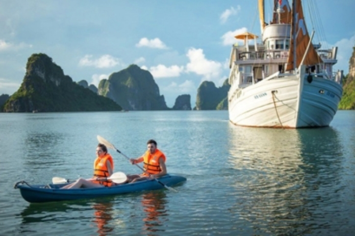 Hanoi - Île de Tuan Chau - Île de Titop - Grotte de Luon (L, D)