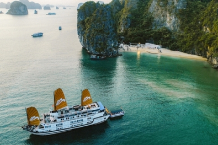 Hanoi - Île de Tuan Chau - Île de Titov - Grotte de Luon (L,D)