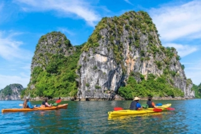 Hanoï - Baie d'Halong - Île de Tuan Chau - Île de Titov - Grotte de Luon (L, D)