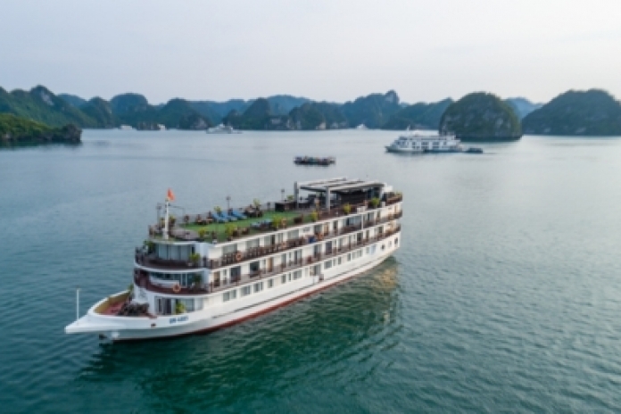 Hanoi - Baie d'Halong - Grotte de Luon - Île de Titop (L, D)