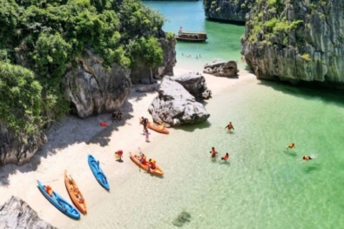 Baie de Lan Ha - Grotte Sombre et Lumineuse - Plage de Ba Trai Dao - Ferme Perlière (B, L, D)