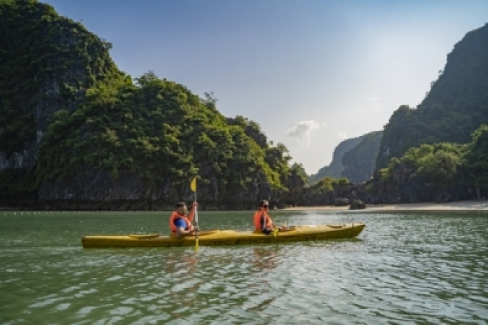 Hanoi - Baie d'Halong - Grotte de Luon - Île de Titop (L, D)