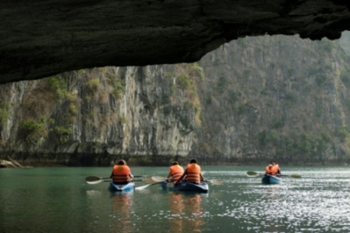 Hanoï - Baie d'Halong - Île Titov - Région de Trinh Nu (L, D)