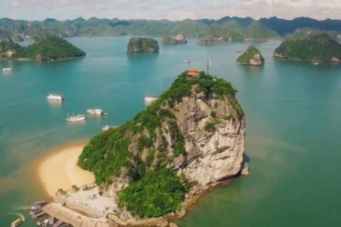 Hanoï - Baie d'Halong - Grotte de Sung Sot - île de Titov (L,D)