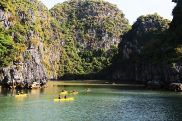 Baie de Bai Tu Long - Cong Do - Hanoi (B,L)