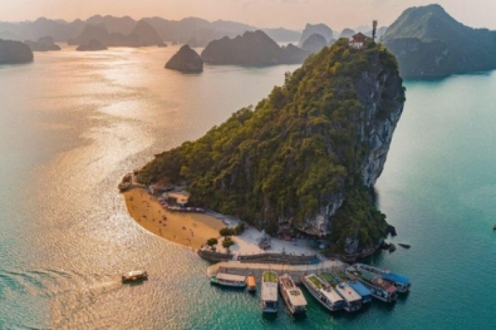 Hanoï - Port de Tuan Chau - Île de Titov - Grotte de Luon (L,D)