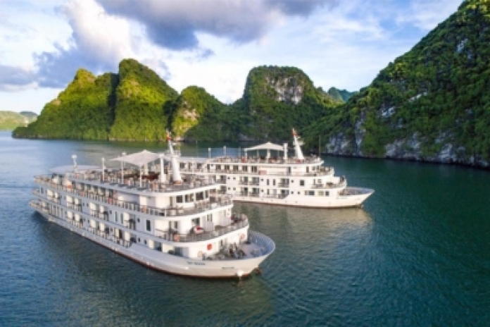 Hanoï - Port de Tuan Chau - Île de Titov - Grotte de Luon (L,D)