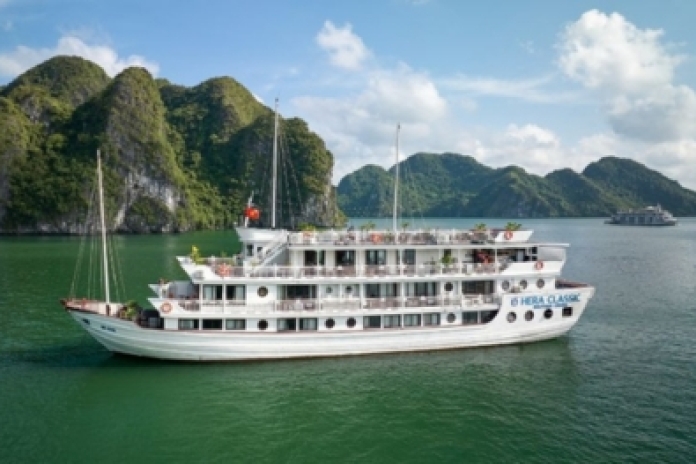 Hanoï - Baie d'Halong - Grotte Luon - Île Titop (-, L, D)