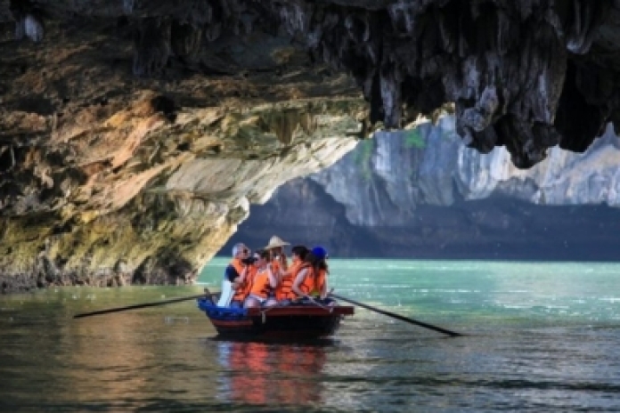 Baie d'Halong - Grotte Sombre et Lumineuse - Plages des Trois Pêches (B, L, D)