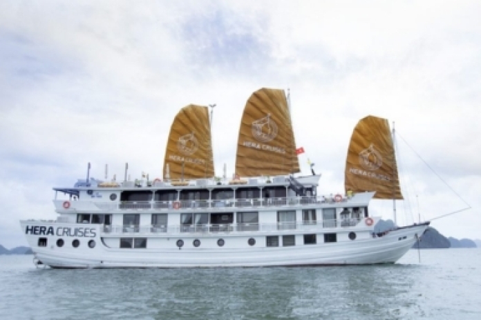 Hanoï - Baie d'Ha Long - Grotte Luon - Île Titop (-,L,D)