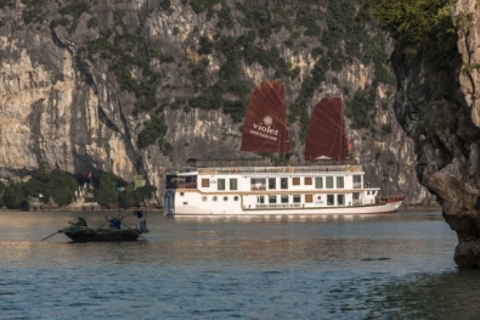 Hanoï - Port de Tuan Chau - Village de Cua Van - Grotte de Tien Ong (-,L,D)