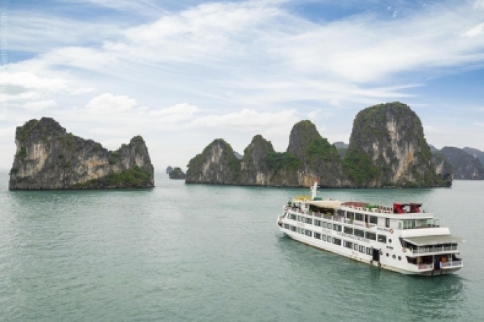 Hanoï – Baie d’Halong – Grotte de Luon – Île de Titov (-,L,D)