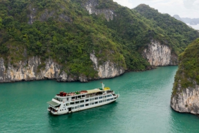 Hanoï – Baie d'Halong – Grotte de Luon – Île Titop (-,L,D)