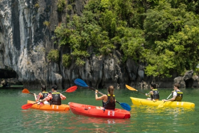 Excursion d'une Journée 8 Heures : Hanoï - Port International d'Halong - Grotte Sung Sot - Île Titov - Grotte Luon