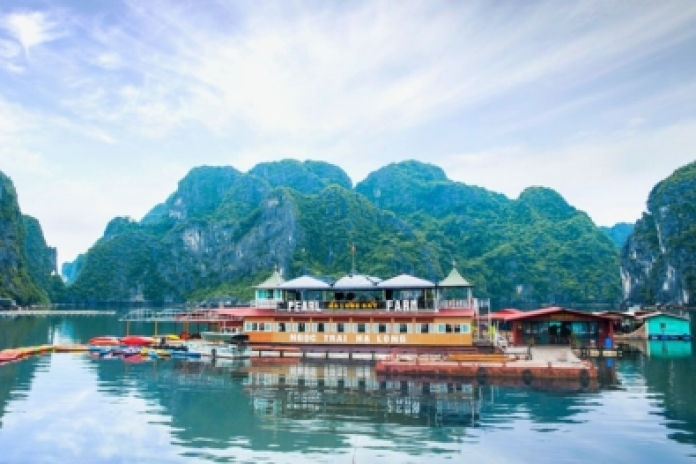 Baie d'Halong - Visite de la Ferme Perlière - Kayak - Retour à Hanoï (B,L)