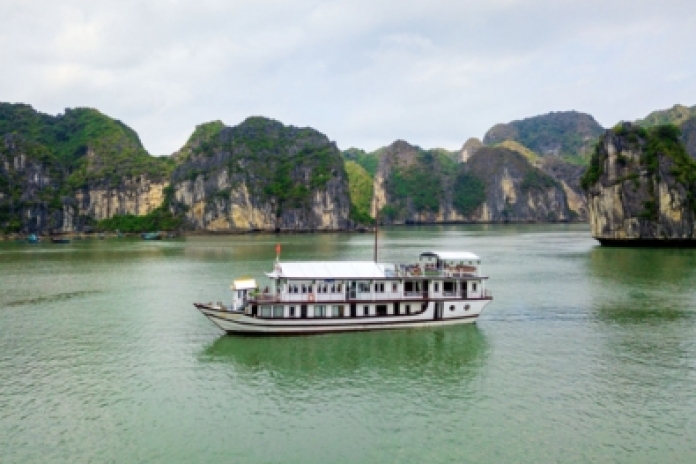 Hanoï - Baie d'Halong - Grotte de Sung Sot - Île de Titop / Île de Soi Sim (-,L,D)