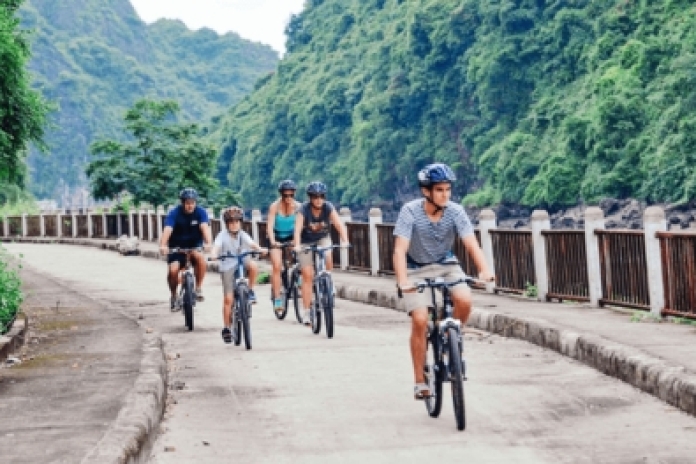 Hanoï - Port international d'Halong - Baie de Lan Ha - Village de Viet Hai (Déjeuner - Dîner)