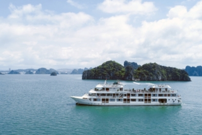 Hanoï - Baie d'Halong - Grotte de Sung Sot - île de Titov (- , Déjeuner, Dîner)