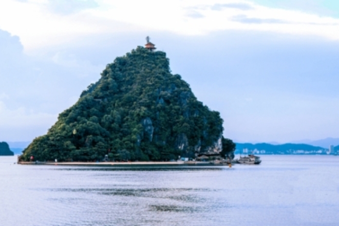 Hanoï - Baie d'Halong - Grotte de Sung Sot - Île de Titov ( -, Déjeuner, Dîner)