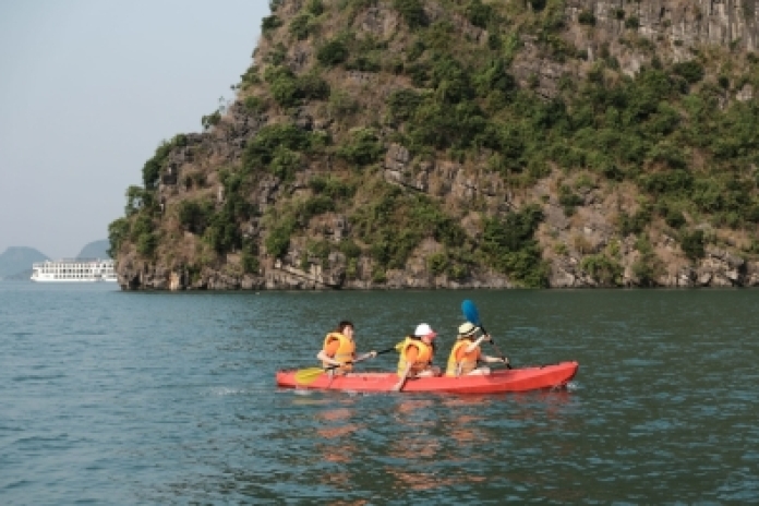 Baie de Lan Ha - Grotte Sombre et Lumineuse - Croisière dans la baie d'Halong - Hanoï (B,L)