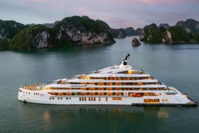 Hanoi - Baie d'Halong - Grotte de Sung Sot (L,D)